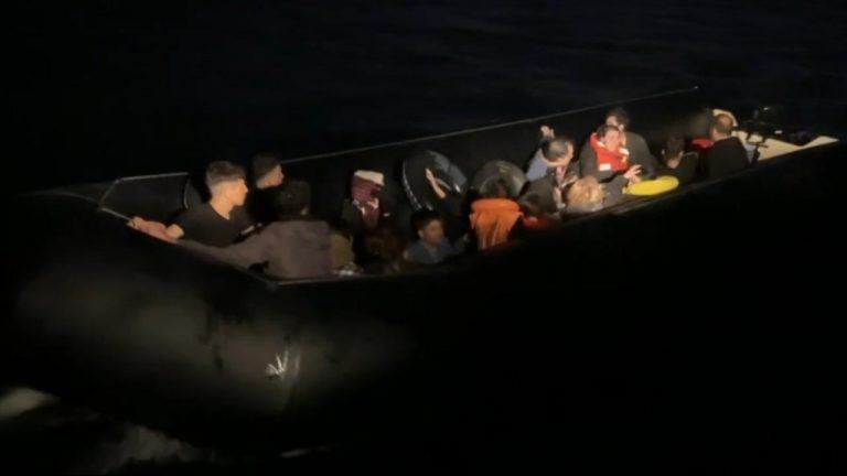 Ayvalık açıklarında 22 kaçak göçmen yakalandı