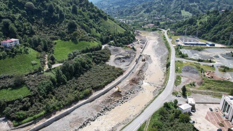 Arhavi’de Kapısre Çayı taşkın koruma projesinin ikinci etabı başladı