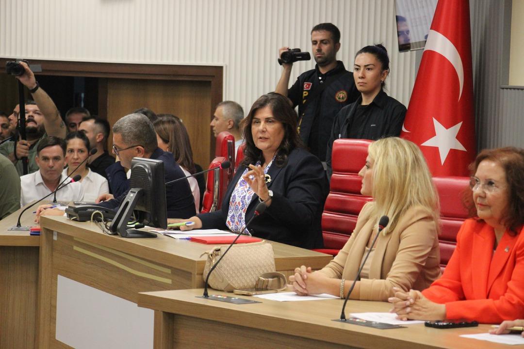 Ayirin Metropolitan Belediyesi Meclisi'nde kan basıncı arttı! Özlem Çizikli toplantıyı erteledi 2