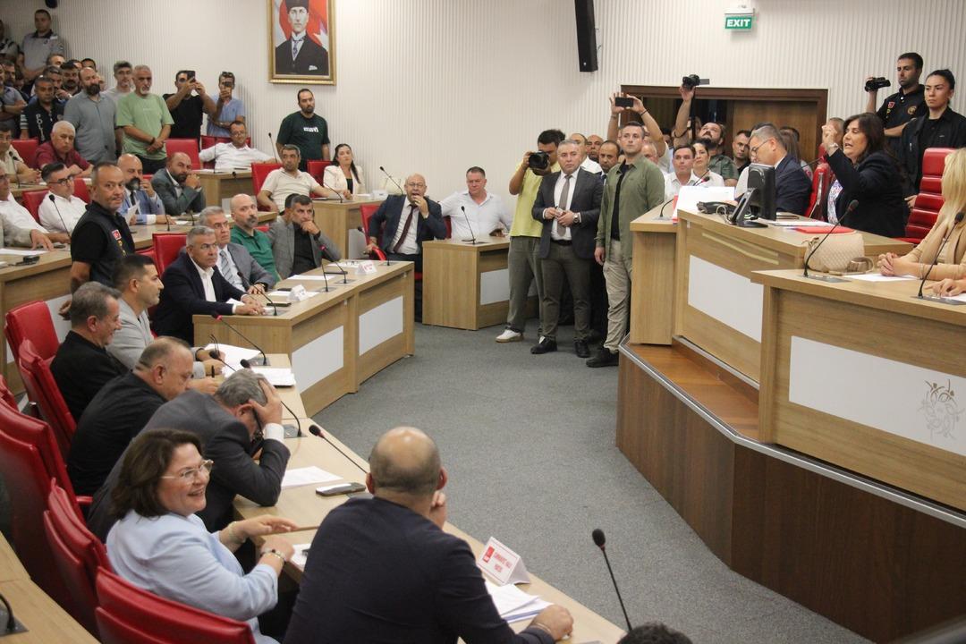 Ayirin Metropolitan Belediyesi Meclisi'nde kan basıncı arttı! Özlem Çizikli toplantıyı erteledi 3