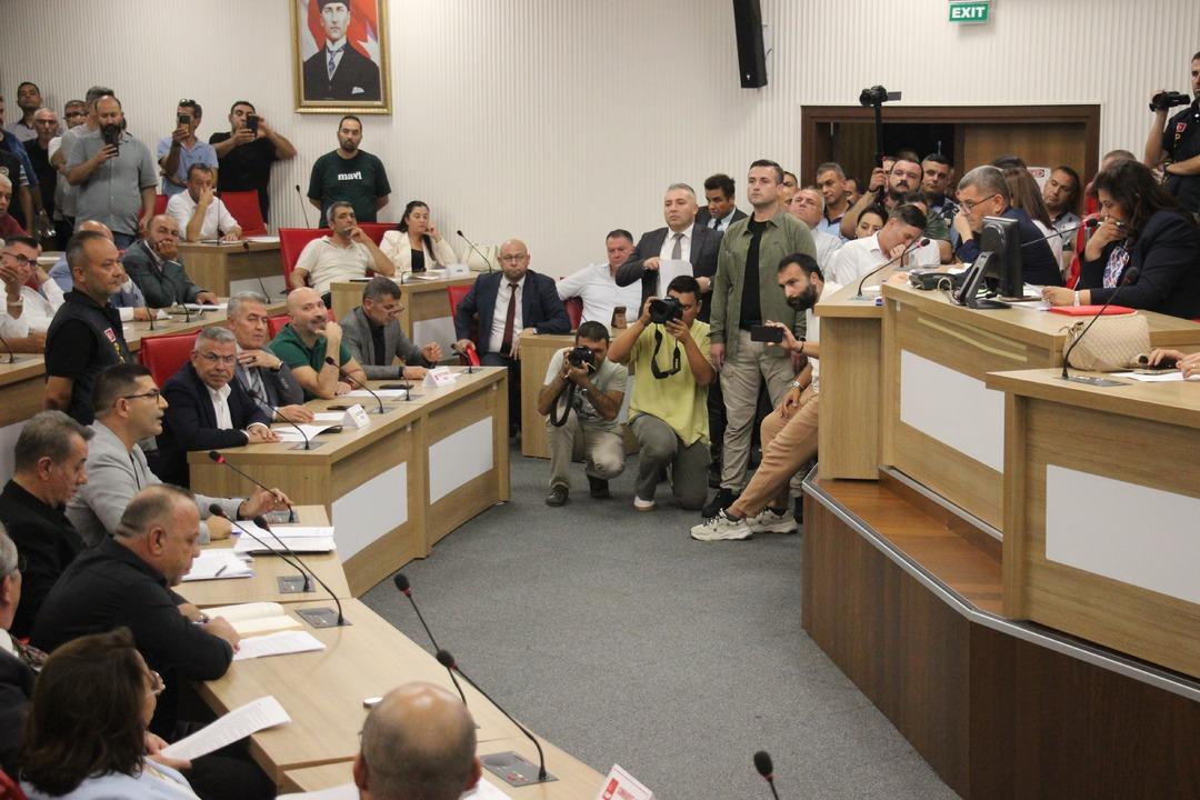 Ayirin Metropolitan Belediyesi Meclisi'nde kan basıncı arttı! Özlem Çizikli toplantıyı erteledi 5