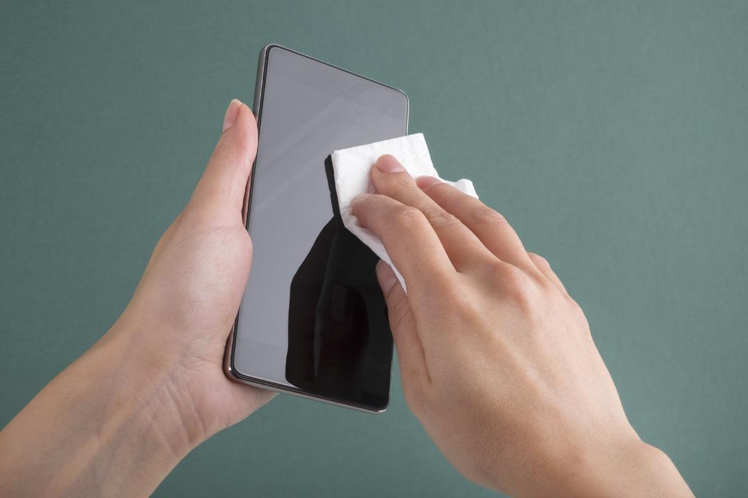Telefonunuz tuvalet oturağınızdan daha kirli olabilir; işte onu temizlemenin 4 güvenli yolu
