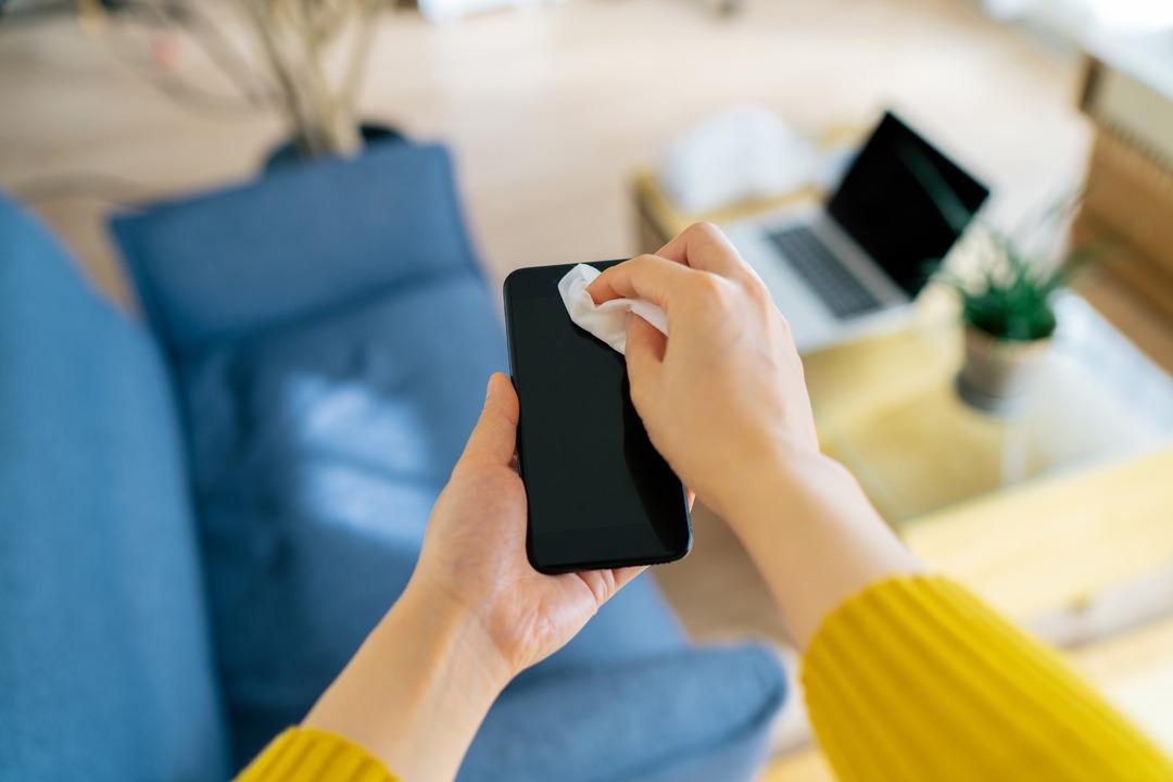 Telefonunuz tuvalet oturağınızdan daha kirli olabilir; işte onu temizlemenin 2 kesin yolu