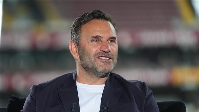 Okan Buruk, annesi ile beraber üçlü çektirdi