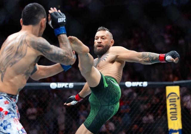 Conor McGregor’ın sakatlık sonrası karşılaşmaya devam edemediği anlar…